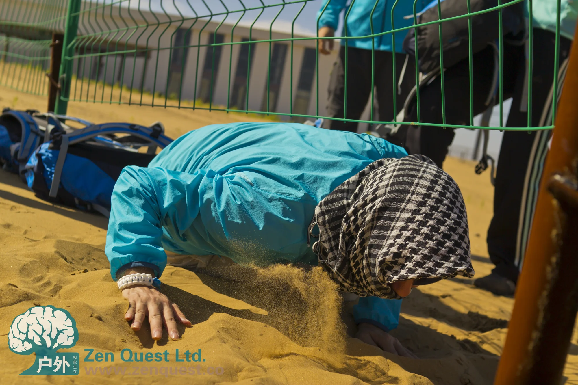 Team building in the desert, baotao, escaping under the fence