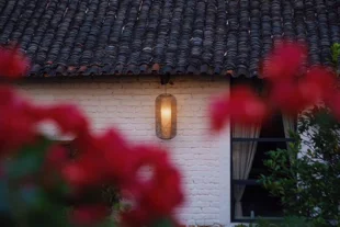 Mud house Yangshuo with flower