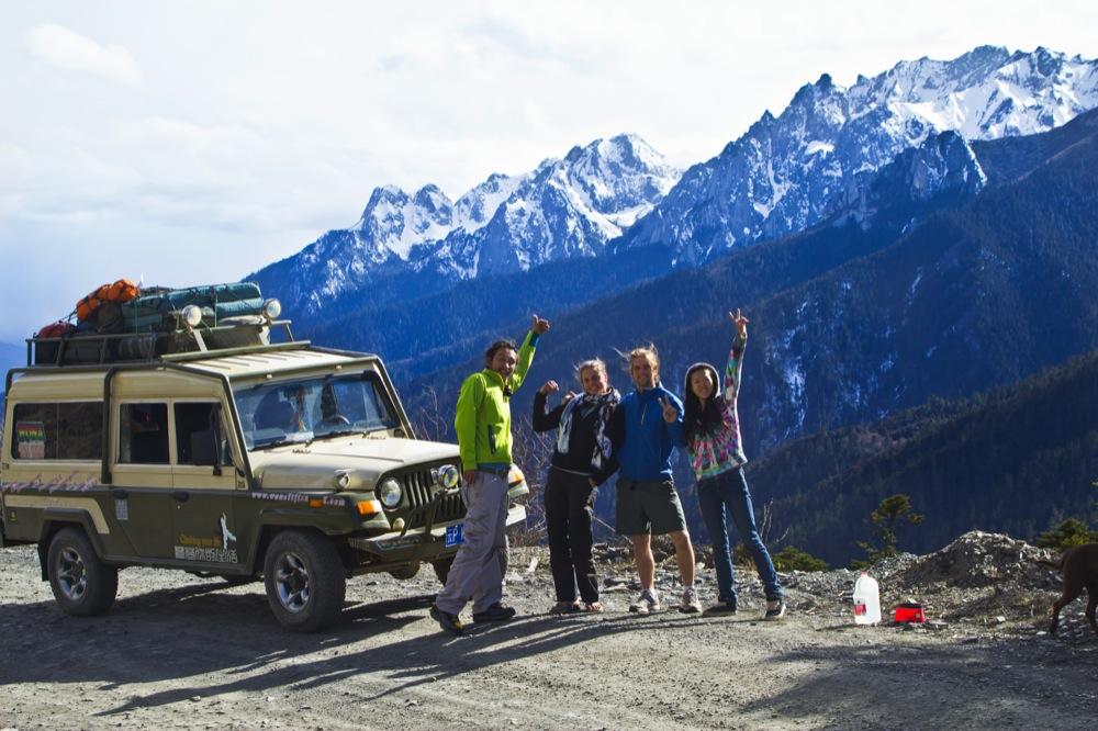On the road to Daocheng, expeditions, media support, 4x4 people mountains, sky at over 400m