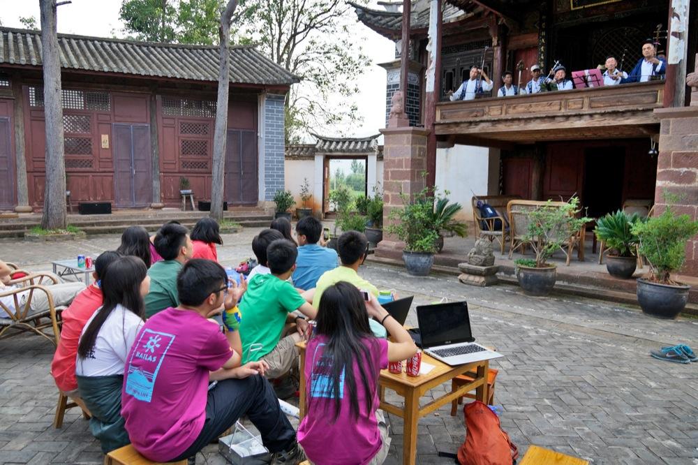 Group photo, watching a local musical performance, shashi, China, people, old buildings, people courtyard