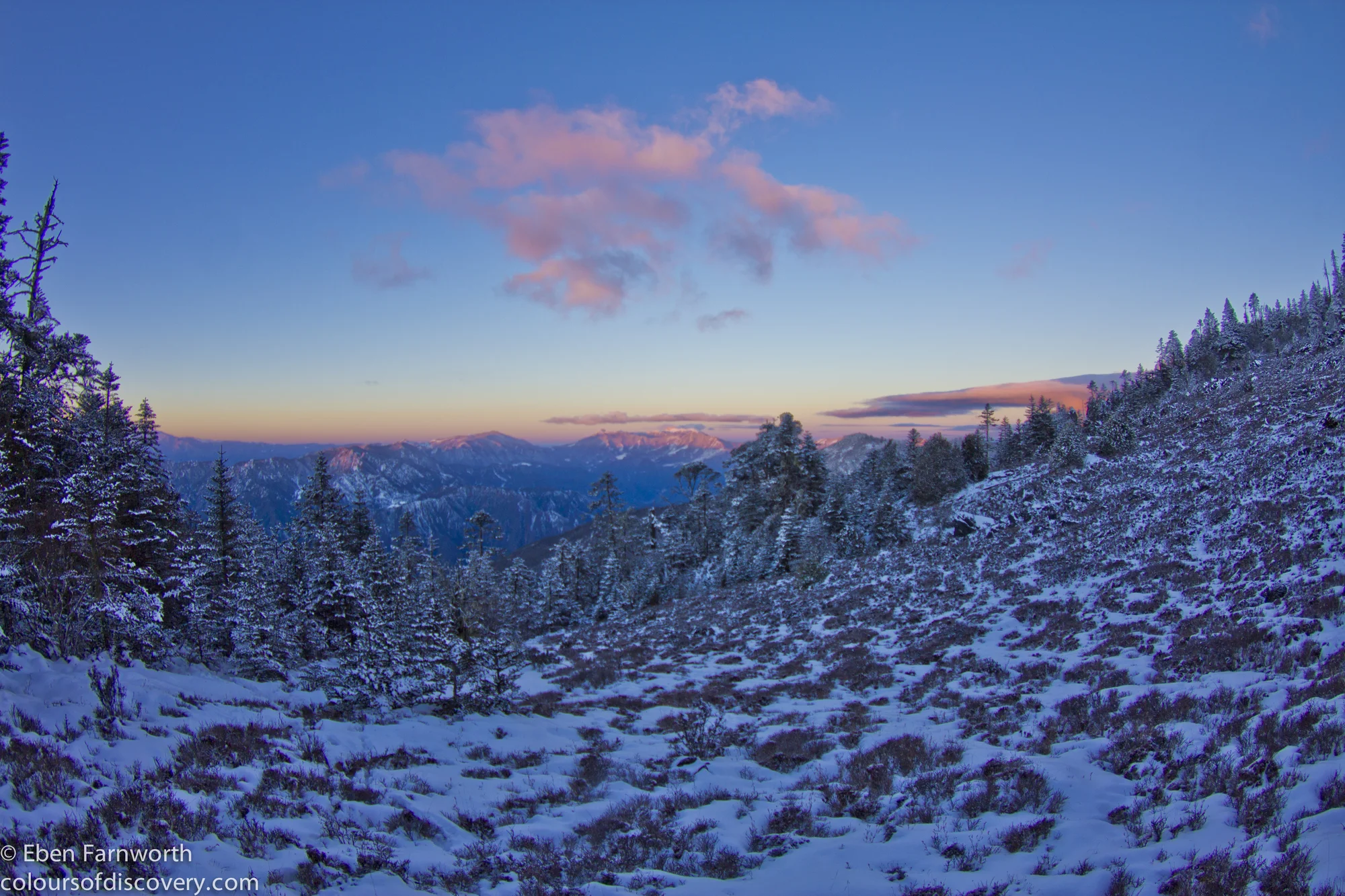 Trekking in Shigu, 400m winter morning, mountains, trees and sky